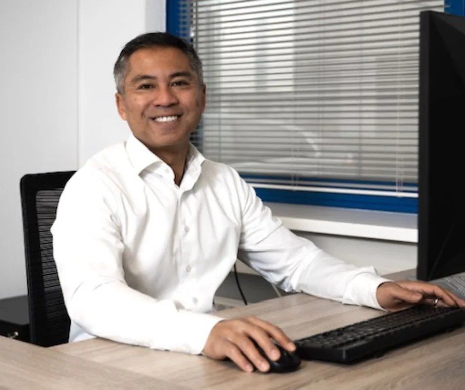Boekhouder aan het werk achter de computer
